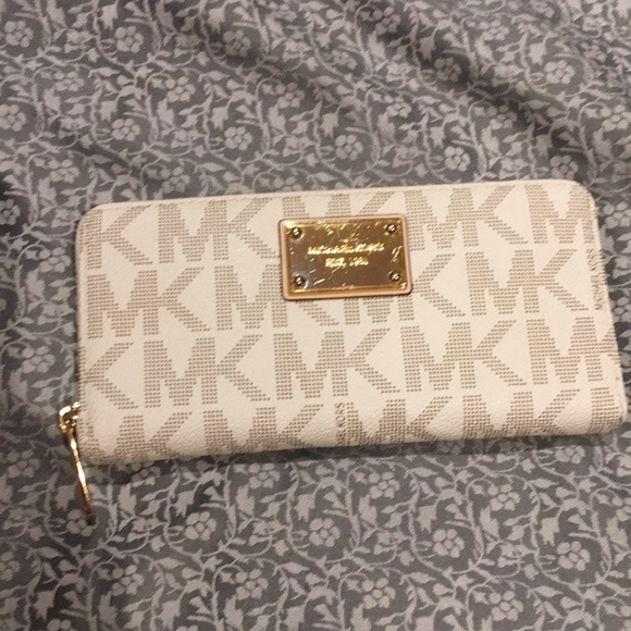 Michael Kors Handbags - Michael Kors Jetset Vanilla Travel Wallet